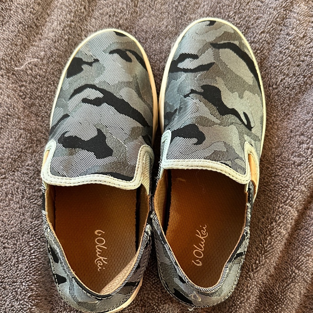 OluKai Women's Camouflage Slip-On Shoes - Black and Gray